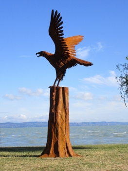 Riesige Eisen Skulptur Adler am Baum